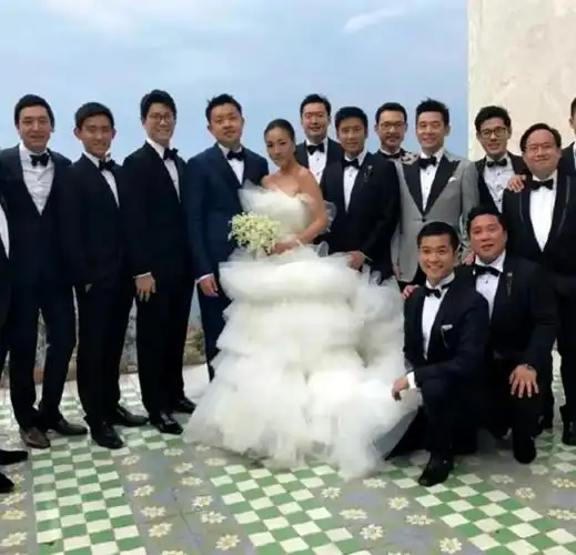 霍启刚去马来西亚,原是为参加首富孙子婚礼,弟弟霍启山也一起来