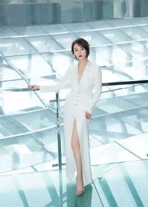 李纯又现尤物身材穿紫色高开叉裙华贵大气蝴蝶翅膀超吸睛