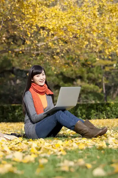 东方人,成年人,一个人,学生,公园,坐,笑,微笑,露齿笑,竖图,室外,白天