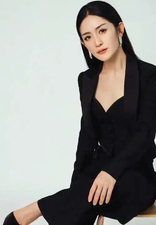 谢娜晒黑色西装造型写真 小秀蛮腰展现健身成果