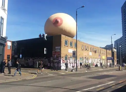 英国母亲节,一个硕大的乳房气球在伦敦街头,被许多路人行了注目礼!
