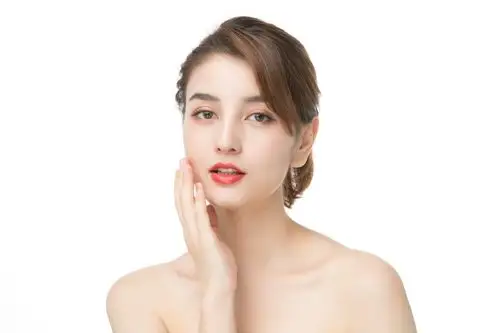 频率一般在一个月一次左右,去完黑头之后要立刻敷面膜来修复皮肤屏障