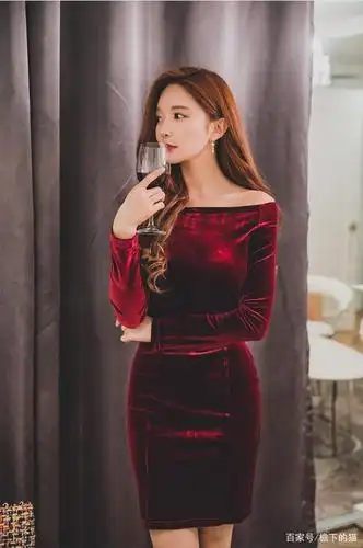 朴洙妍-波尔多冶红浪漫绸绒礼裙鉴赏