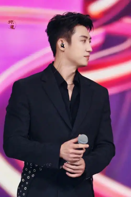 黄景瑜妆造#黄景瑜今天的妆造我直接就是斯哈斯哈西装搭衬衫,还有