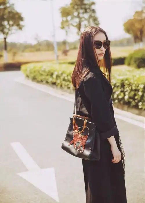 nymphaea 手袋倪妮潇洒而不做作的装扮使人眼前一亮,标识性 web 织带