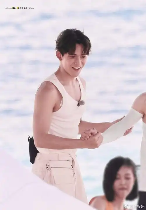 黄旭熙沙滩上大秀手臂肌肉,网友惊呼:眼泪从嘴角流出来了