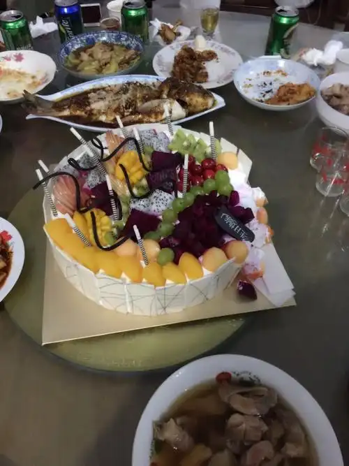 酒足饭饱先别离桌,我们来吃生日蛋糕呗.那么多水果正好配酒喝!