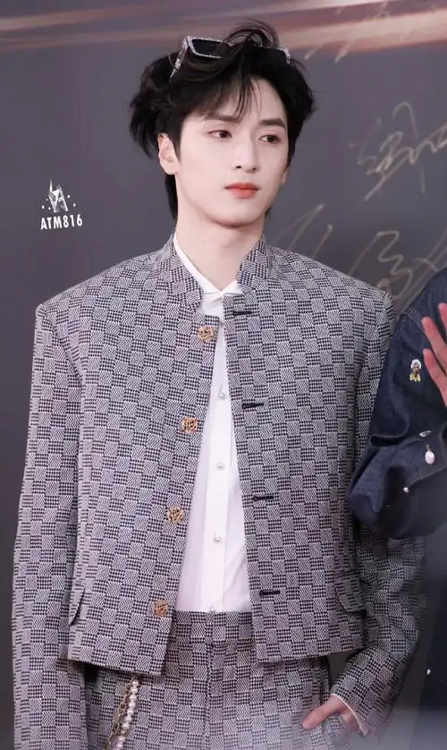 严浩翔超话78#微博之夜#优雅@时代少年团-严浩翔