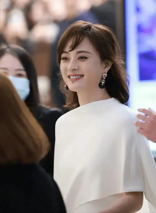 原创深圳这一夜被膀大腰圆的孙俪惊艳不穿暴露礼服却惊艳四座