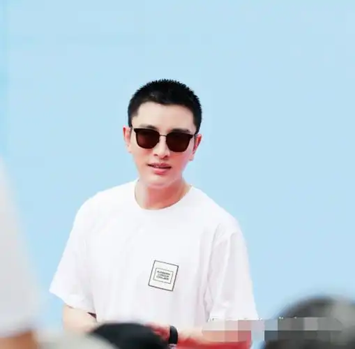 懒理与李小璐复合传闻,贾乃亮新剧开机,积极工作寸头发型太酷