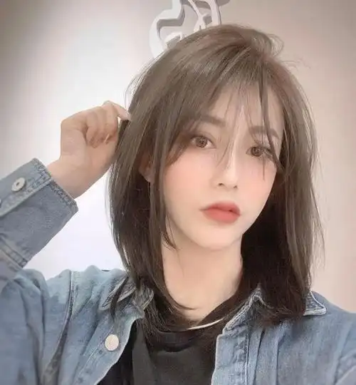 不管短发还是长发有层次感的发型看起来会更有空气感,刘海的层次能够