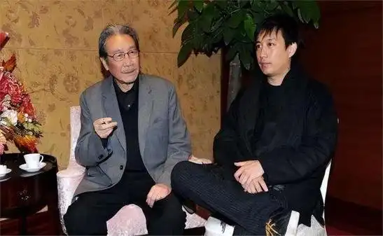 作为老一辈演员,黄小立年轻时无论是身材还是演技都表现出色,如今年纪