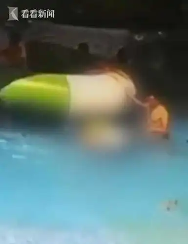 女孩泳池溺水身亡 腰上套游泳圈从充气船下飘出