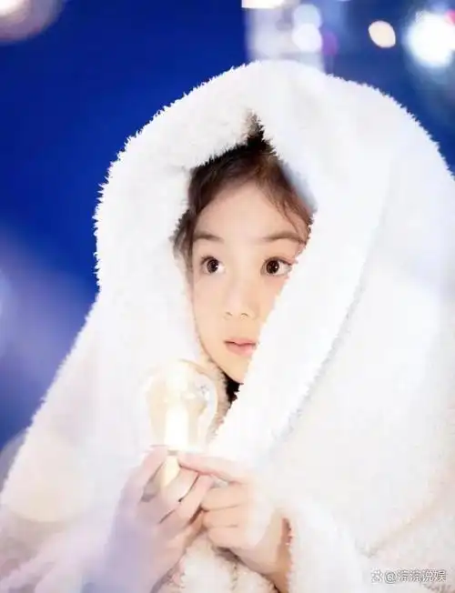 戚薇久违开演唱会,8岁女儿lucky颜值抢镜,像爸爸李承铉还是妈妈