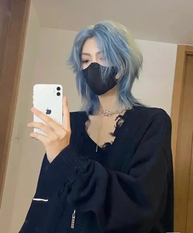 雾霾蓝狼尾.男女生都可以驾驭的#狼尾发 不挑脸型#显白发色  - 抖音