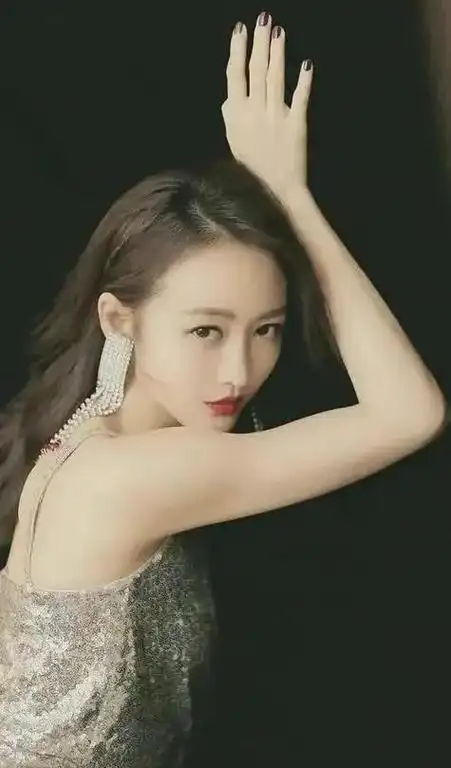 王鸥"戏水照"遭全网传,看她素颜下真实肌肤,难怪直男那么爱他