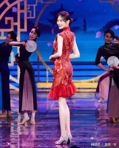 唐嫣身穿旗袍裙尽显好身材,回眸一笑简直太撩