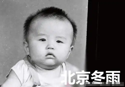 近日,有博主在网上曝光了一组邓超的童年照,照片中的邓超清秀可爱.