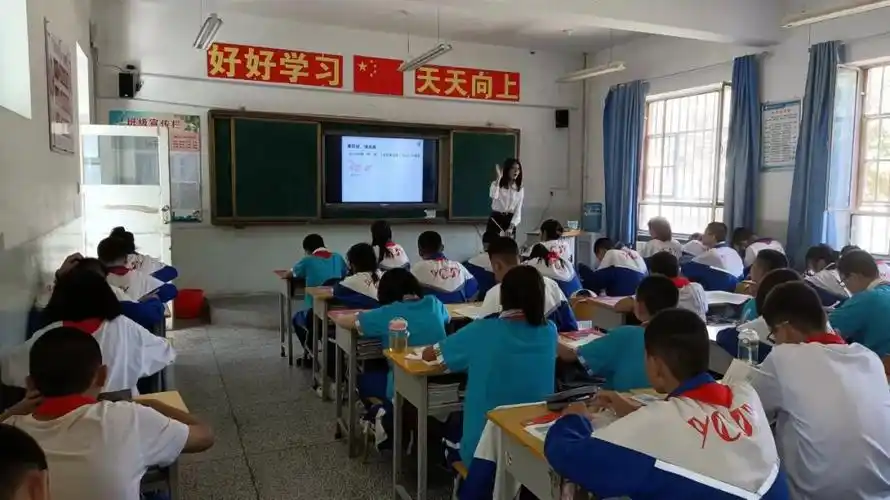 9月6日,在叶城县第二中学,来自上海市宝山区第二批"组团式"援疆教师们