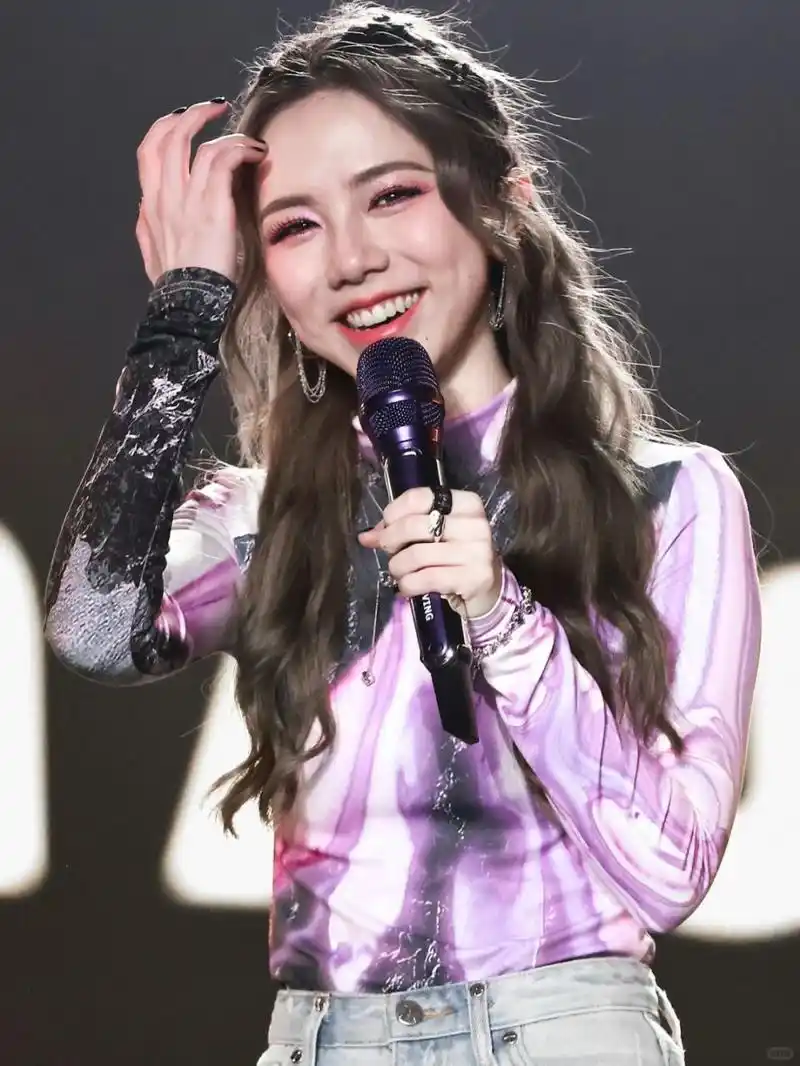 我在社交媒体上看到了一组邓紫棋的高清图片,真的是被惊艳到了.