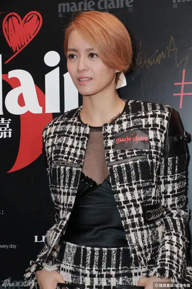 辣妈梁咏琪深v性感黑丝秀长腿