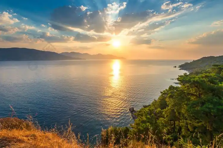 美丽的大海上空的灿烂阳光