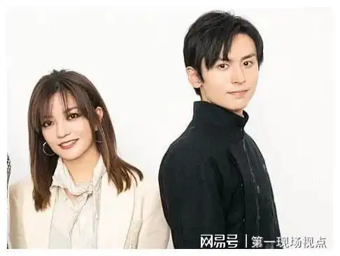赵薇和张哲瀚同出一辙两人值得被封杀