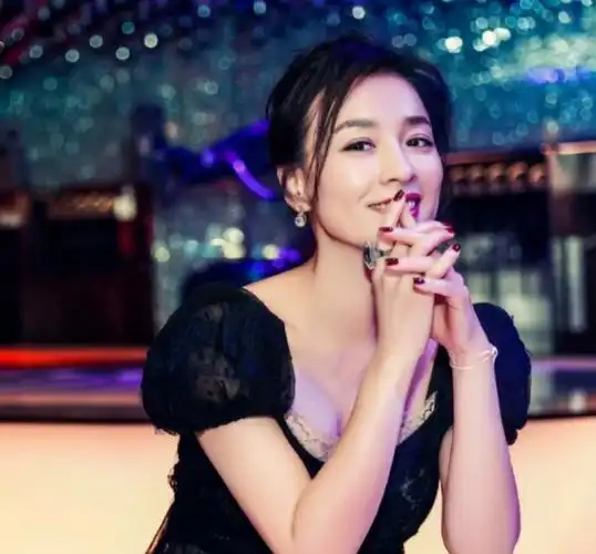 张庭年过半百也大胆,黑色半透网纱配裸色打底,身材好得遮不住