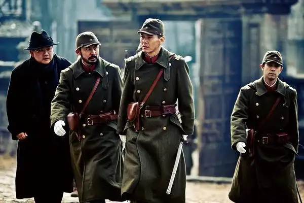 最右那个好像是演过一个国产的连续剧挺好看的