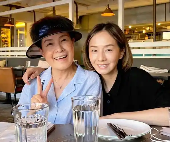 她是三栖明星,曾演韦小宝老婆,与前任分手10年后再嫁他,有大爱_黄恺欣