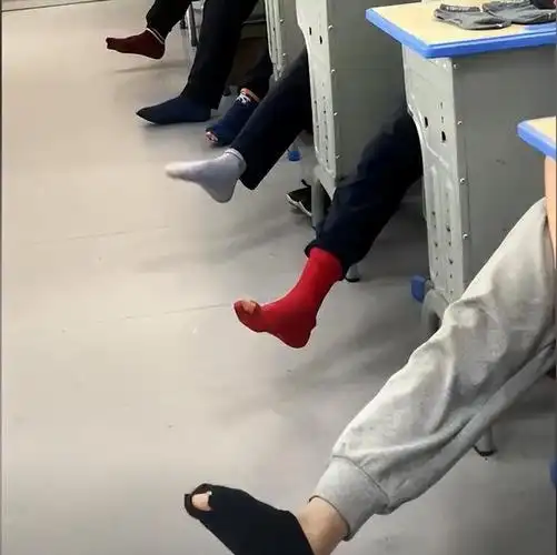 浙江一学校因疫情学生2个月没回家袜子都穿破了,老师一举动亮了