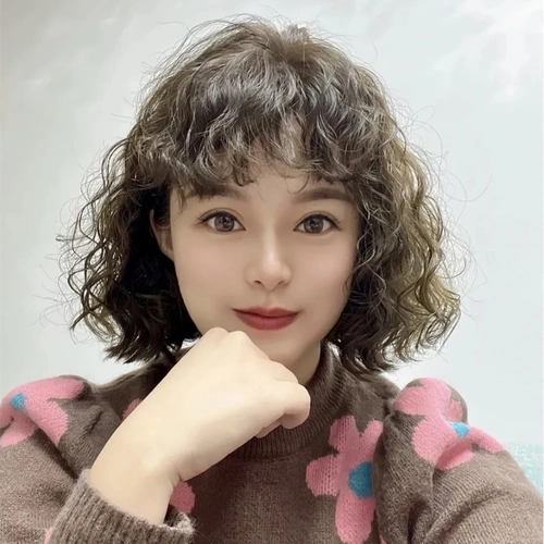 今年全头烫发太火了,年轻人烫洋气,中年人烫时髦,老年人烫减龄