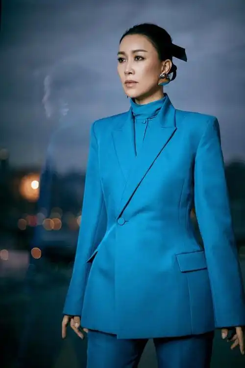 52岁那英年轻又时髦白t配短裤打篮球脚穿玫红长袜筷子腿抢镜