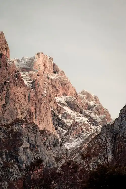 巍峨俊俏的山脉图片第1张