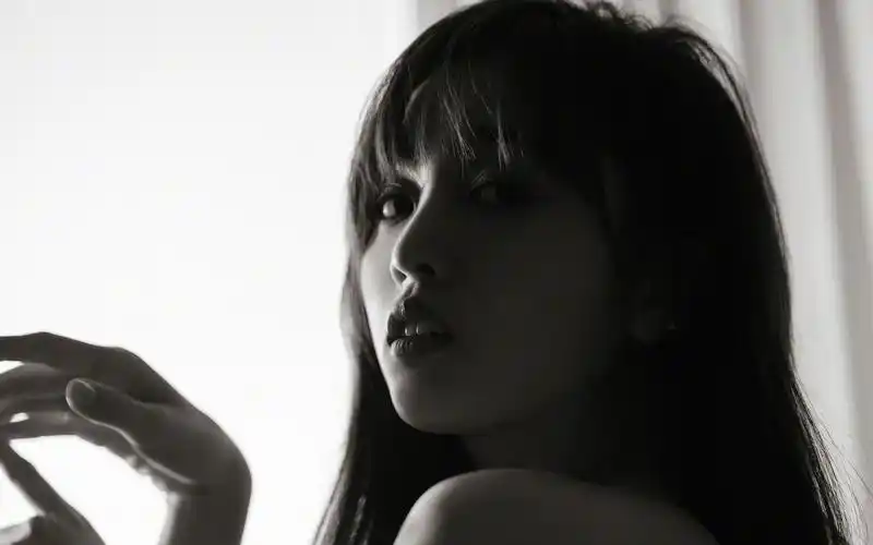 吴宣仪抹胸裙慵懒高清桌面壁纸