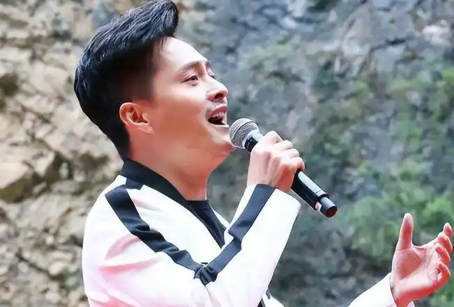 歌手云飞:对前妻不闻不问,把小7岁娇妻宠成公主,高月差哪儿了(2)-中国