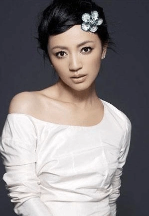 罗海琼圣诞妆唯美动人