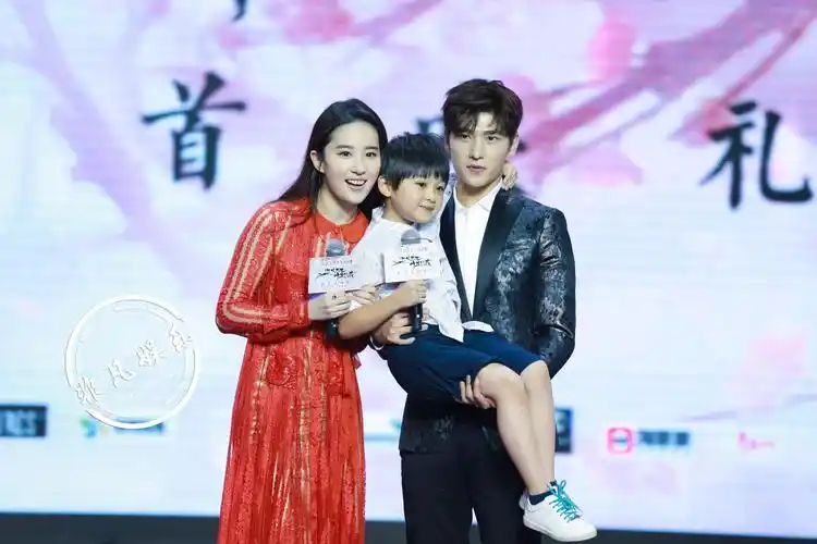 杨洋刘亦菲颠覆形象尬舞嗨翻全场