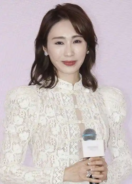 51岁黎姿近照曝光,穿一身白衣身材苗条,和网友合影笑容满面_发展_女人