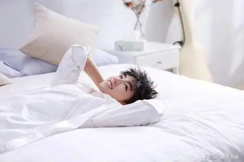 王俊凯现身某酒店粉丝疯狂追拍