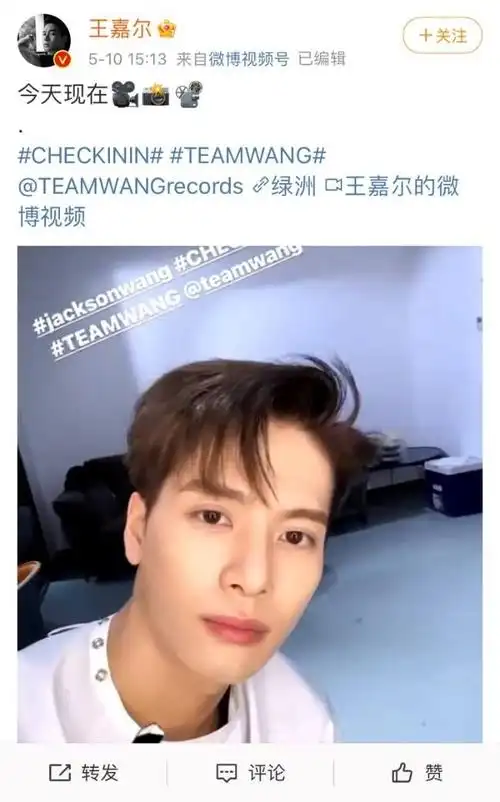 王嘉尔:怼脸自拍的表情管理标准模板