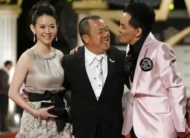 50岁曾宝仪与70岁曾志伟一同逛街,引发女性容颜焦虑的思考