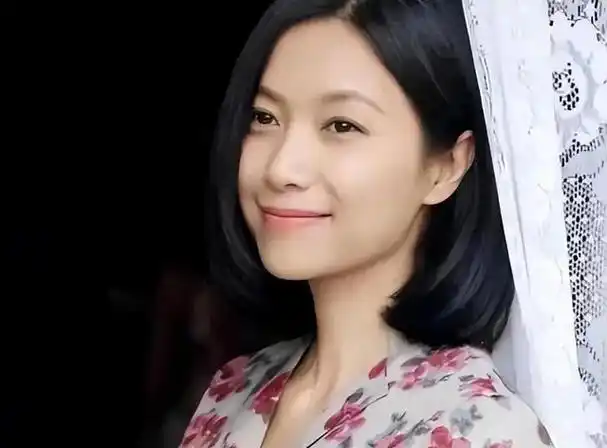 被誉为"京圈才女"的徐静蕾近日在其个人社交账号上发布了一系列新照片