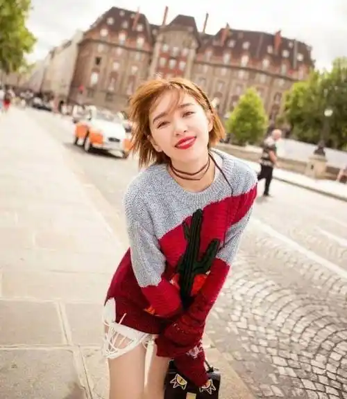 "盘丝洞"的牛仔短裤搭配紫色毛衣,阚清子秒变金毛女神!