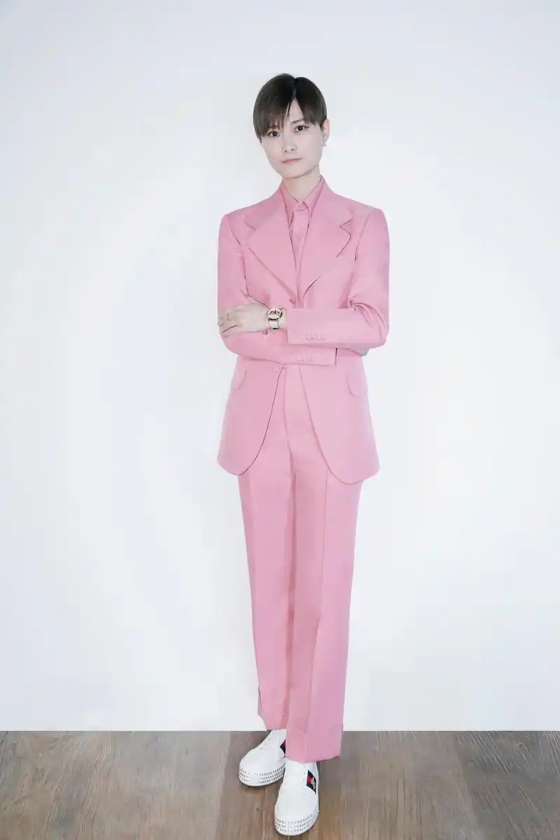 女星粉色西装造型,佟丽娅御姐范,刘诗诗又美又仙,她最尴尬!