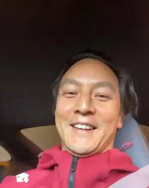 吴彦祖人到中年变沧桑?胡子拉碴还有双下巴,昔日男神如今要闹哪样?