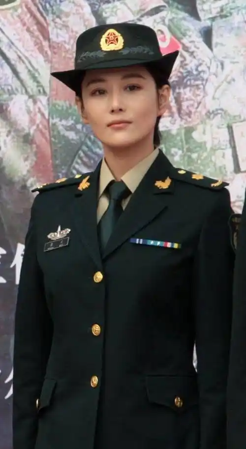 张馨予婚后复出新戏开播穿军装英气十足被喊军嫂害羞鞠躬_电视剧_微博