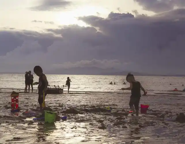 8拍摄于福建莆田,在南日岛,孩子们在沙滩上玩耍,我想起了童年是如此之
