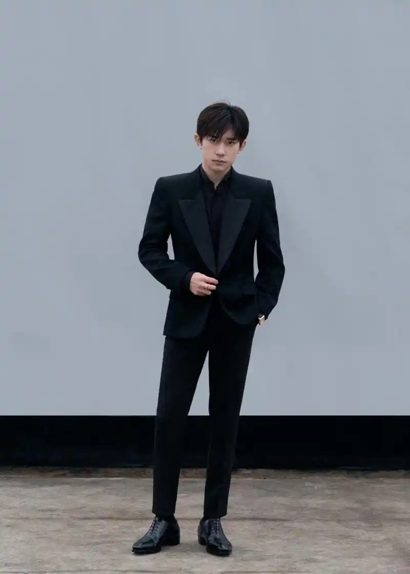 易烊千玺微博之夜又穿了黑西装 守护帅哥黑西装自由