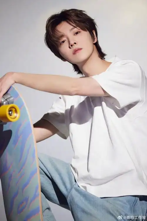 #鹿晗清爽白西装#